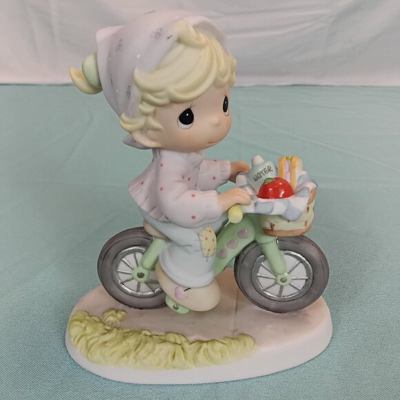 E2-12    Precious Moments Members Figurine The Road To A Friend Is Never Long - Picture 1 of 6